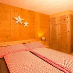 Mom - Alpine Boutique Apartments, Romantica, Near Terminal Appartement