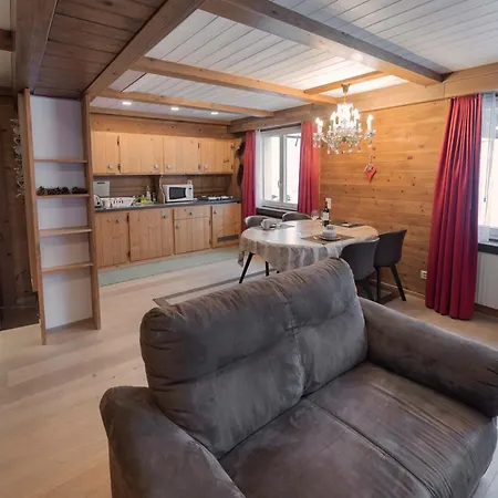 Mom - Alpine Boutique Apartments, Romantica, Near Terminal Appartement *