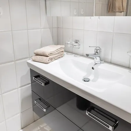 شقة Mom - Alpine Boutique Apartments, Romantica, Near Terminal *