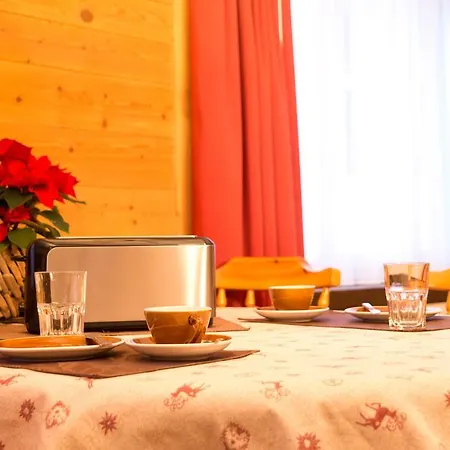 Apartman Mom - Alpine Boutique Apartments, Romantica, Near Terminal *