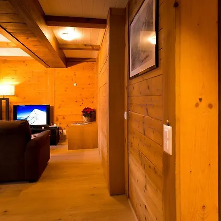 Mom - Alpine Boutique Apartments, Romantica, Near Terminal جريندلوالد